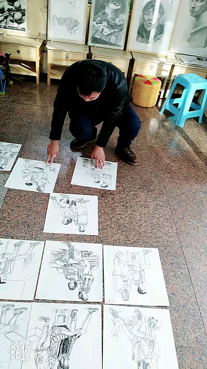 弘毅画室又迎来了两周一次的模拟考试，速写考试结束，老师正在打分过程中……