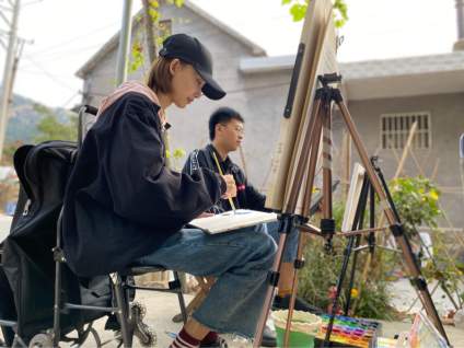 【河北省真正意义上实现小班授课的画室——顺天画院】写生是真正为艺术埋下种子的过程。
如果只对着风景照片临摹，
冰冷的屏幕怎 