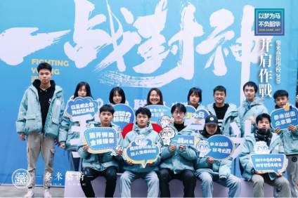【参米艺术】联考倒计时4天
  乱云飞渡 ，战士信念未移 ！
  驰骋疆 