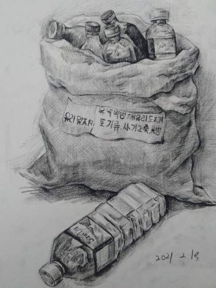 高一素描请老师指导一下，顺便问一下素描中塑料瓶该怎么画 