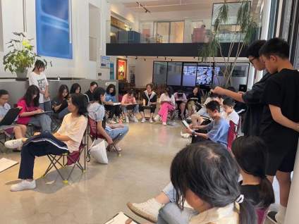 吴越艺术一楼大厅画速写写生确实很惬意，同学们学习氛围不错[强] 