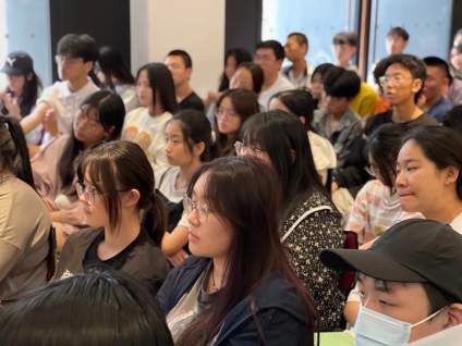 富阳消防局给吴越的同学们上了一堂消防安全课程普及，让同学们提高安全防范意 